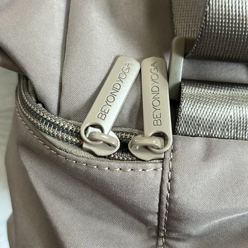 NWT Beyond Yoga Convertible Gym Bag Backpack Tote Bag Taupe Neutral‎ Birch